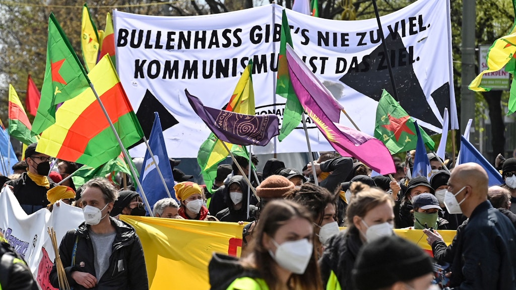 Demonstrierende bei dem Protestzug am 8. Mai in Berlin. 