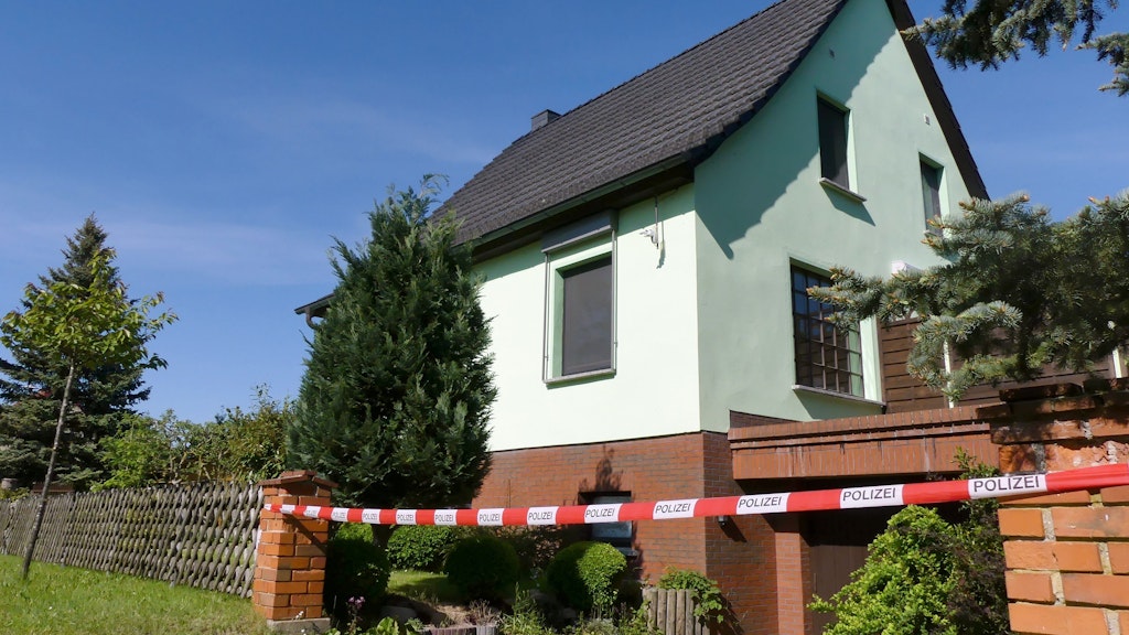 In diesem Einfamilienhaus in Lanz tötete ein 64-Jähriger seine 62-jährige Frau. Die Polizei sperrte den Tatort am Montag großräumig ab.