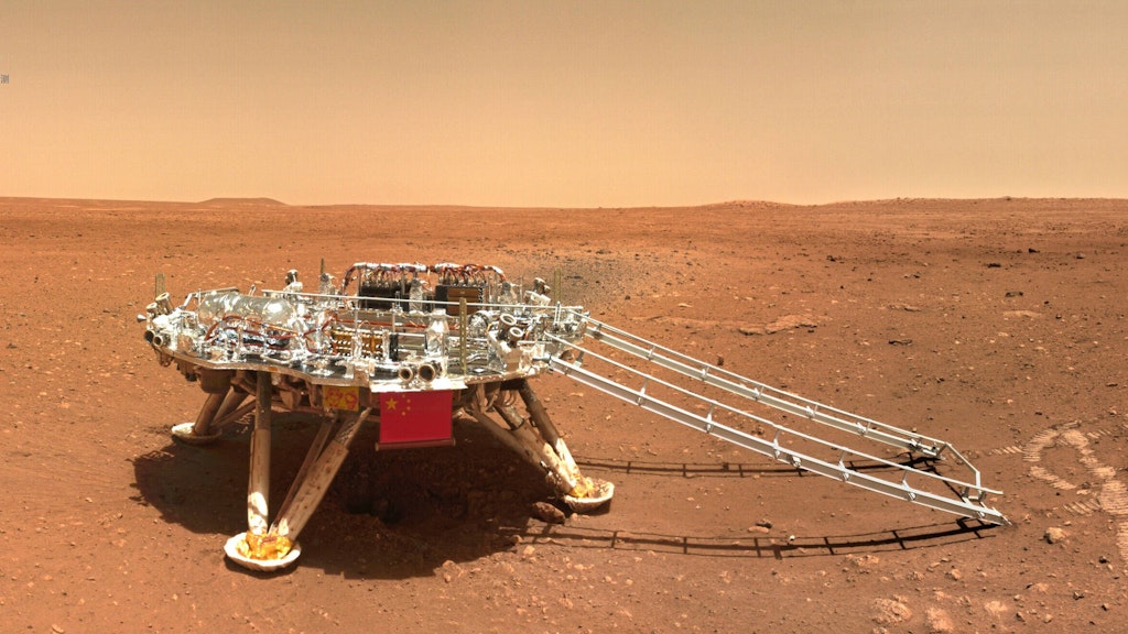 Der Mars-Rover hinterlässt Spuren auf dem Roten Planeten.