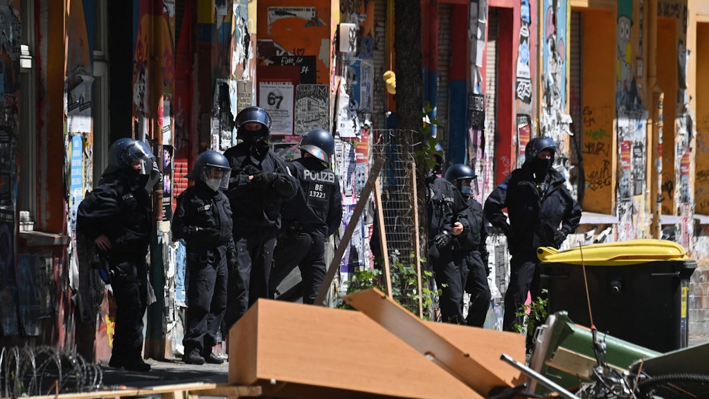 Berliner Polizisten sind am Mittwoch auch nach dem Angriff in der Rigaer Straße im Einsatz.