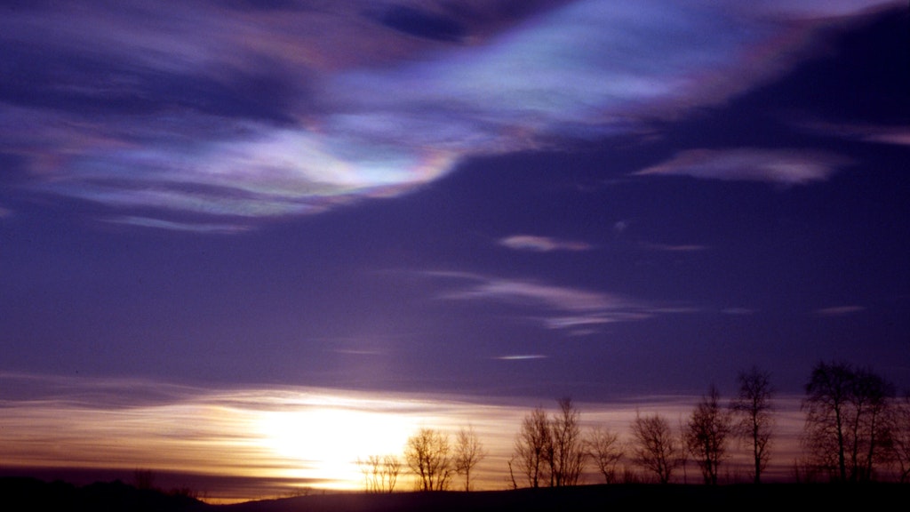 Das Bild zeigt stratosphärische Wolken über Kiruna in Schweden. Stratosphärische Wolken wie diese über der Arktis bieten ideale Bedingungen für chemische Reaktionen, die Chlor in eine Form umwandeln, die die schützende Ozonschicht der Erde abbaut.