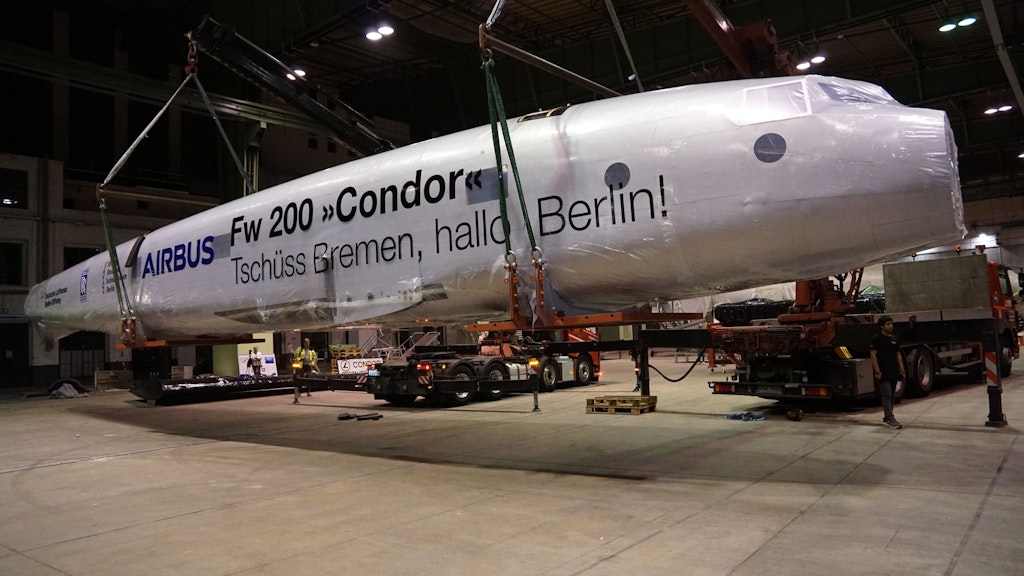 Aufwendiger Transport: Der Oldtimer der Lüfte ist in Berlin-Tempelhof angekommen.