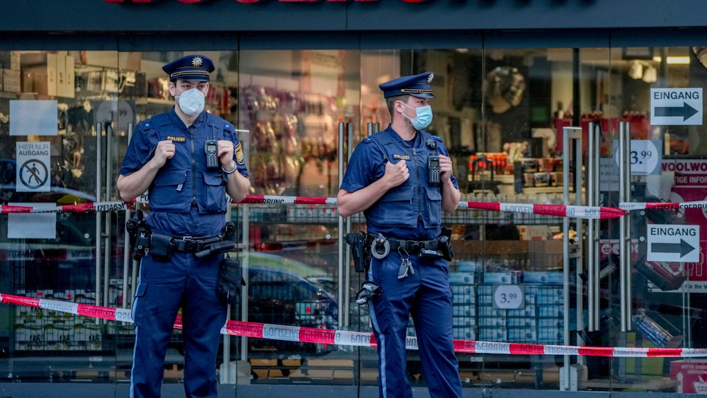 Würzburg: Polizisten bewachen am Samstag den abgesperrten Tatort in der Innenstadt.