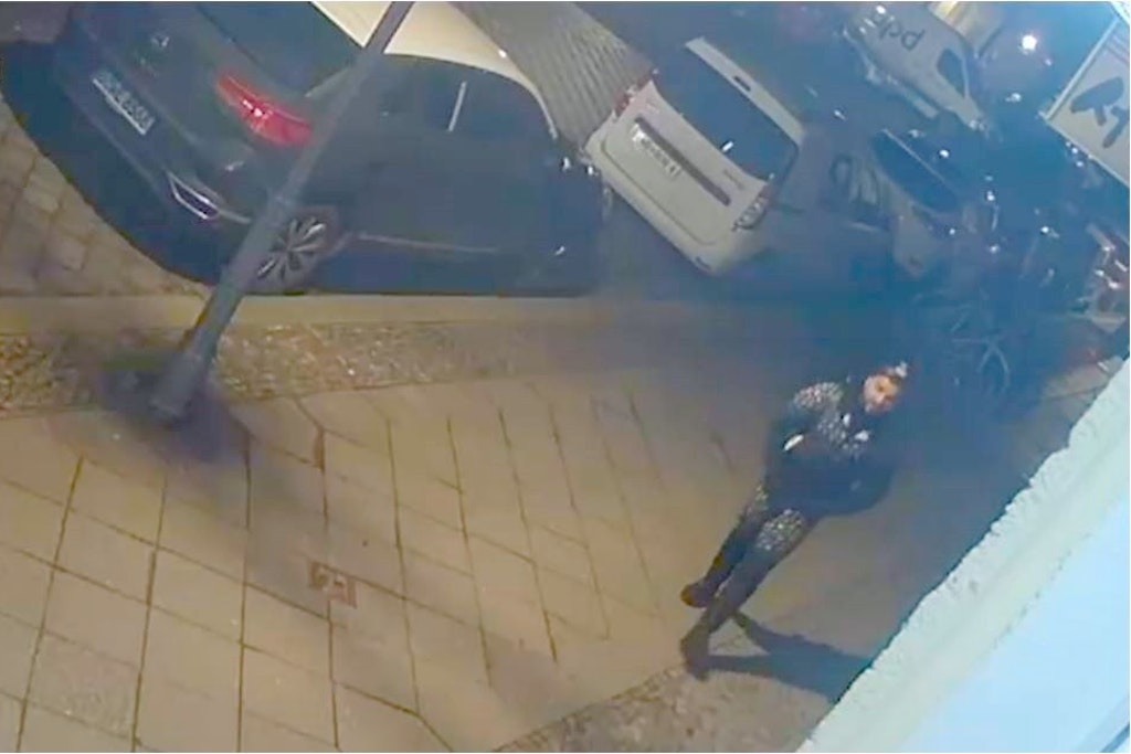 Der mutmaßliche Täter spaziert gezielt zu einem Hauseingang an der Bredowstraße. 
