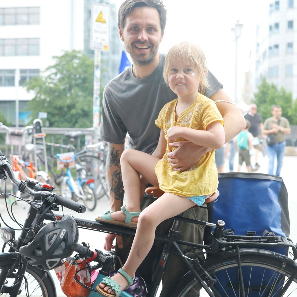 Andreas Rohwedder aus Moabit will, dass seine viereinhalb Jahre alt Tochter Hilda sicher mit dem Fahrrad in Berlin unterwegs sein kann. 