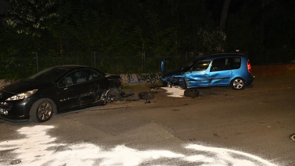 Bei dem Unfall wurden auch mehrere geparkte Autos beschädigt.
