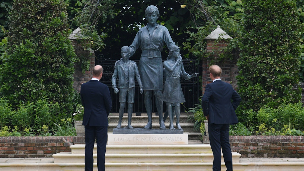 William und Harry vor dem enthüllten Diana-Denkmal am Londoner Kensington-Palast.