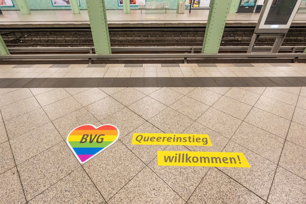 Die BVG wirbt in ihren Bahnhöfen mit Humor für sexuelle Vielfalt. 