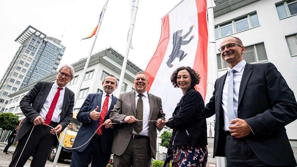 Matthias Kollatz (SPD), Wolfgang Neldner (Berlin Energie), Thomas Schäfer (Stromnetz Berlin), Ramona Pop (Grüne) und Erik Landeck (Stromnetz Berlin) hissen am Donnerstag symbolisch die Berliner Flagge. 
