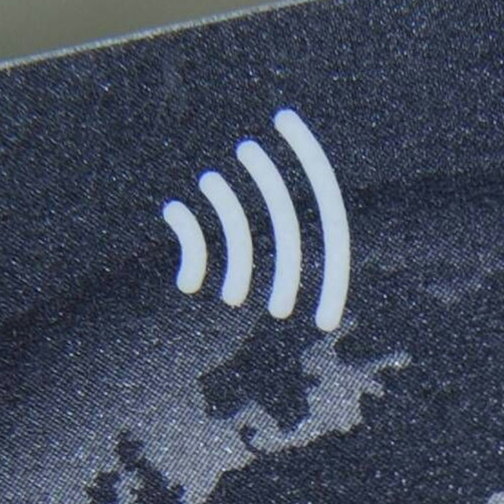 Das Logo auf der Bankkarte zeigt die NFC-Funktion an.<br>