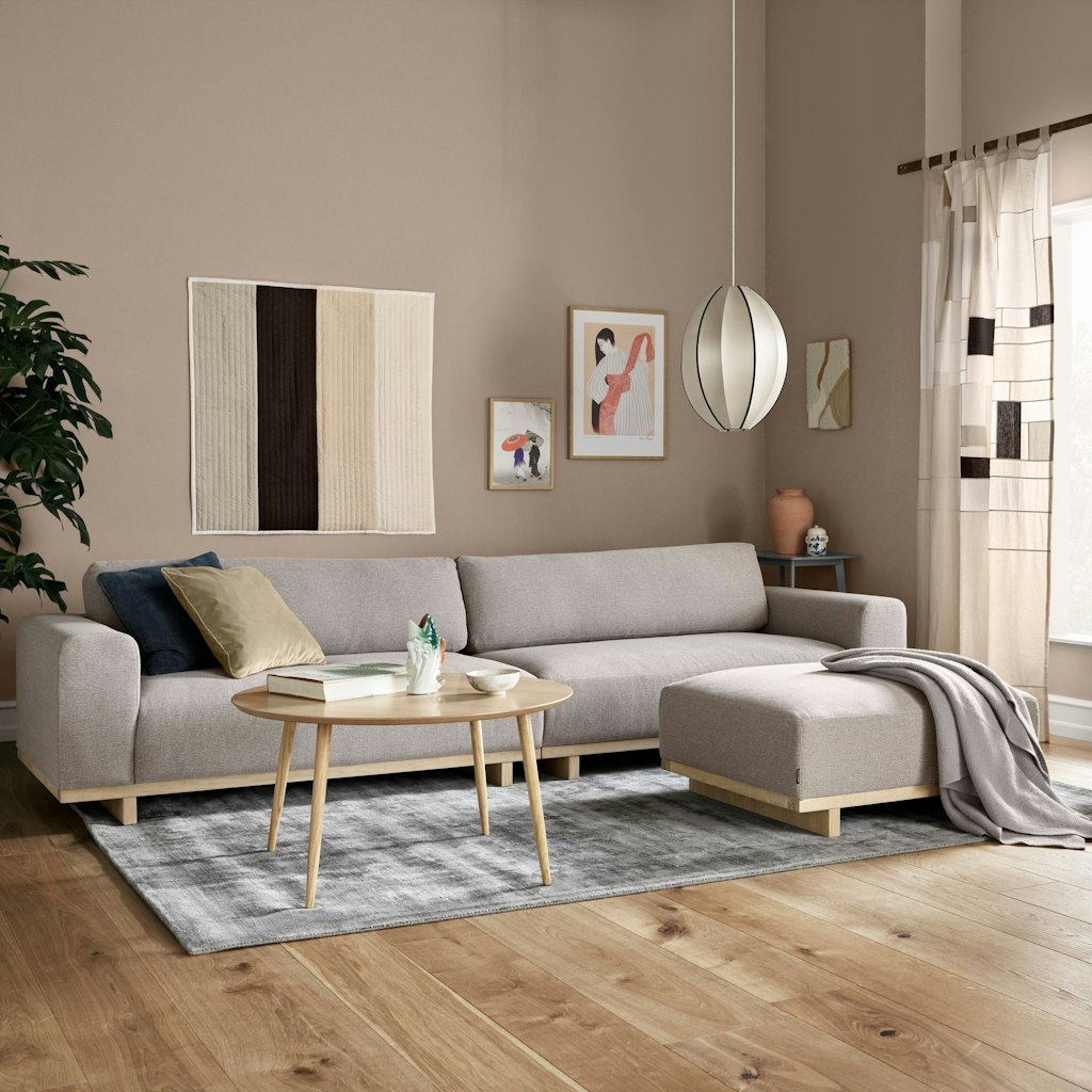 4-Sitzer Sofa AYA in Agnes Brown für 1.299 Euro und Hocker AYA in Agnes Brown für 369 Euro