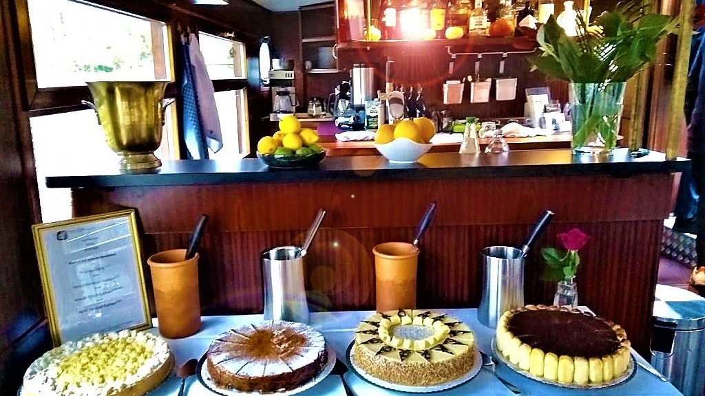 Bar mit Kuchenbuffet