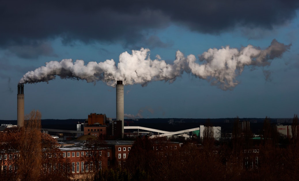 Berlin: Klimaaktivisten blockieren Haupttor von Heizkraftwerk