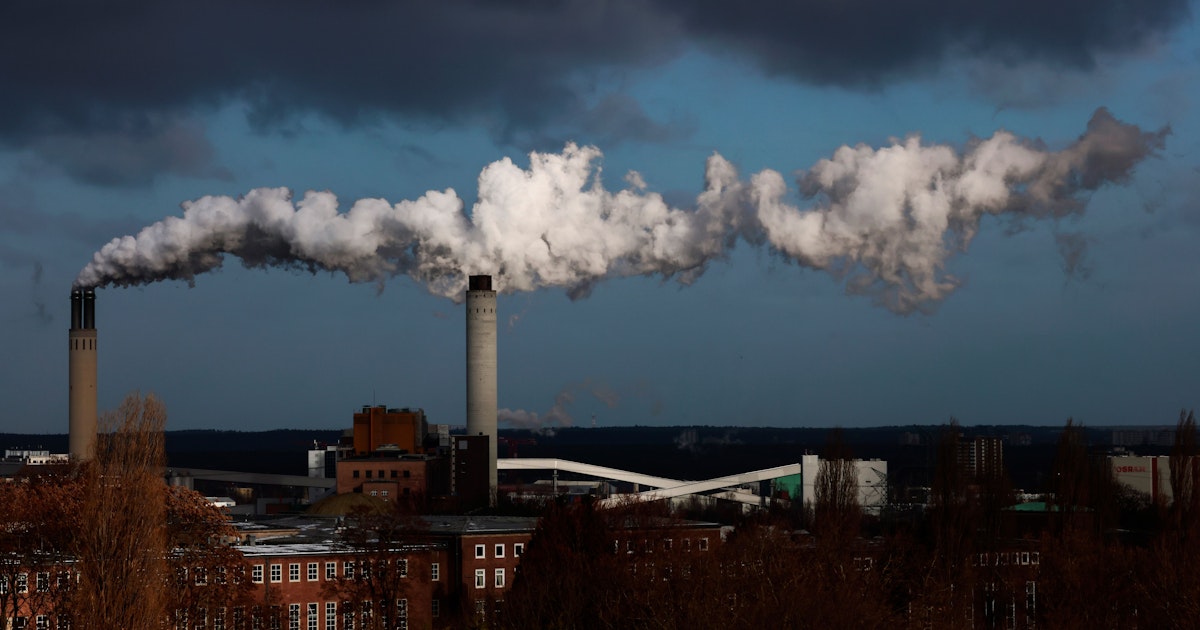 Berlin: Klimaaktivisten blockieren Haupttor von Heizkraftwerk