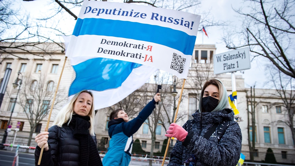 Russen in Berlin gegen Putin „Hisst die weiße Flagge!“