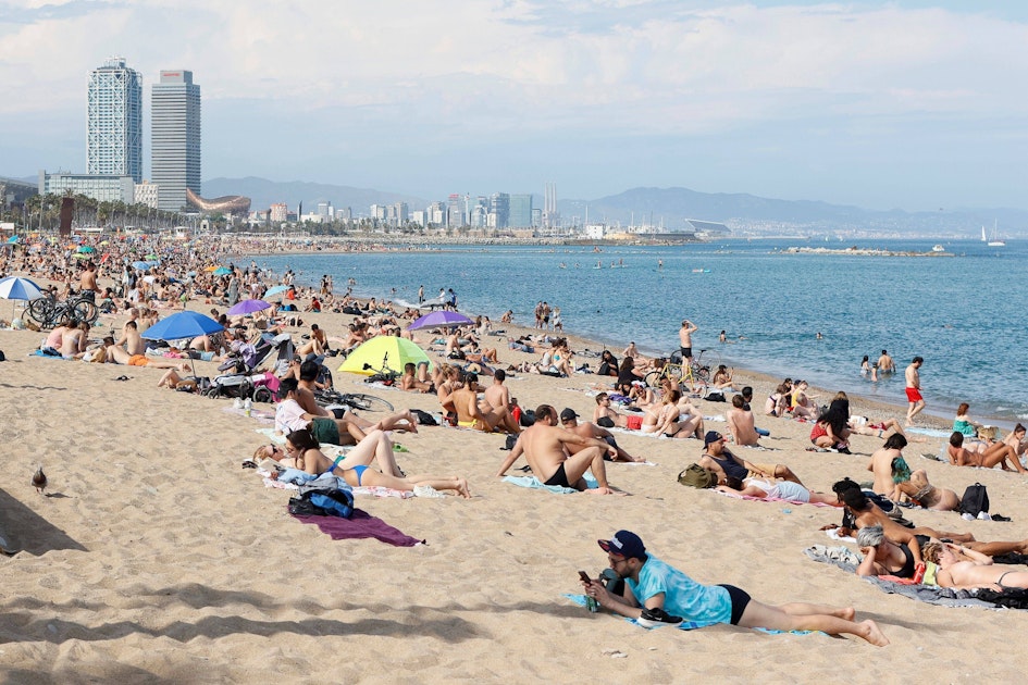 Barcelona prohíbe fumar en la playa