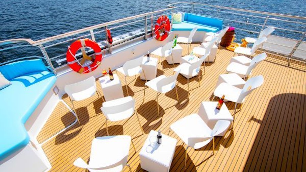 Auf Deck ist viel Platz und die Sitzecken, Stühle und Liegestühle laden zum Faulenzen ein ...
