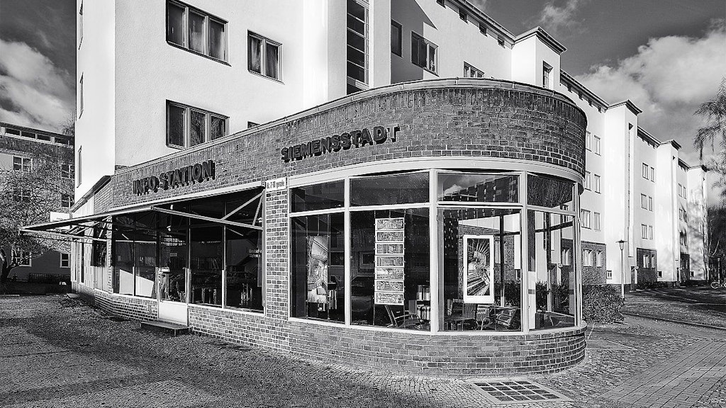 Die Ringsiedlung Siemensstadt wurde von 1929 bis 1934 errichtet, sie liegt in den Bezirken Charlottenburg-Wilmersdorf und Spandau. Die Info-Station bietet Führungen an.