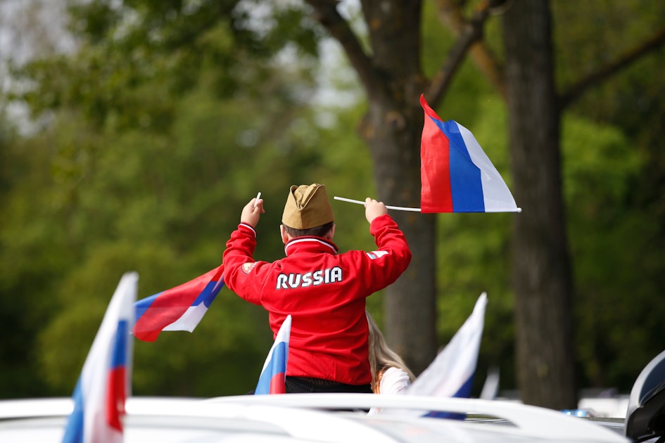 Pro-Russian motorcade moves through the city