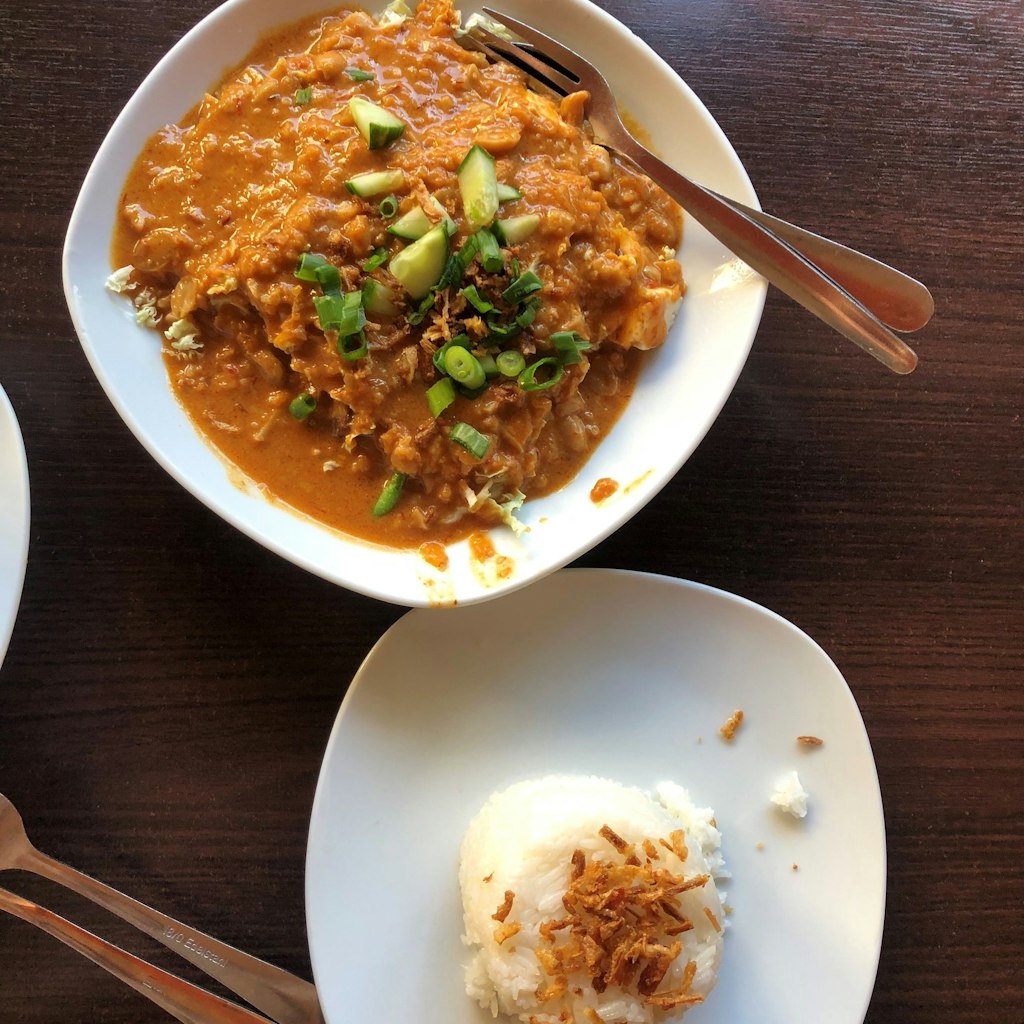 Gado Gado: Sayuran kukus dengan saus kacang.