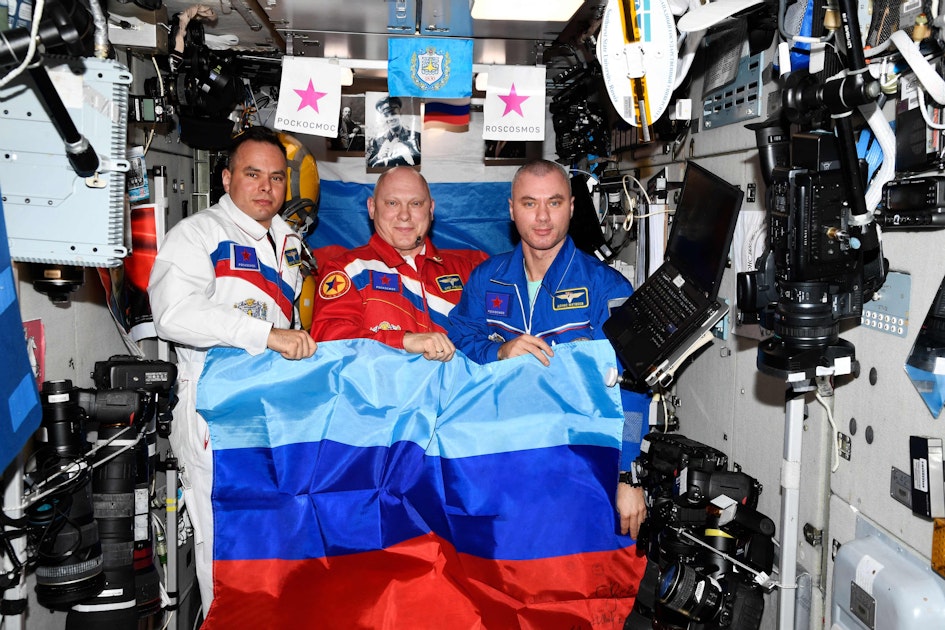 Russian cosmonauts celebrate capture of Luhansk region in space