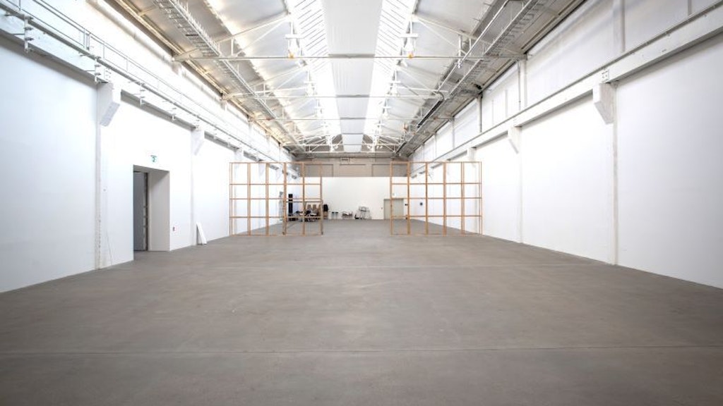 Die „Ausstellungshalle“ ist komplett weiß und erhaben.