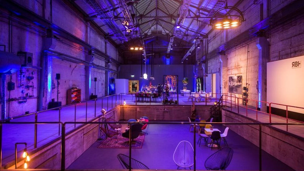 Die „Eventhalle“ mit Grube. Die Grube, in der früher die Transformatoren bearbeitet wurden, kann heute als Lounge oder als Bühne für ein TV-Format gestaltet werden. Die Grube kann auch abgedeckt werden.