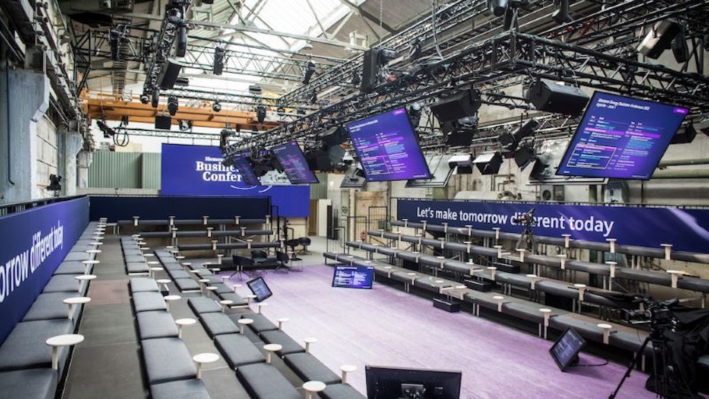 Auch das ist möglich: die „Eventhalle“ mit Sitztribüne und Flatscreens.