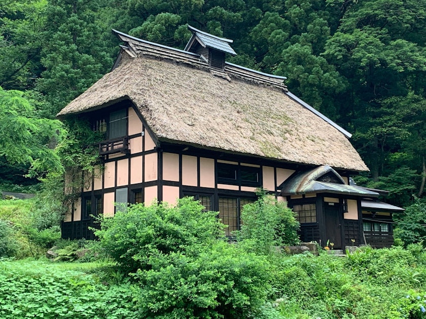 日本人は古いカントリーハウスを発見