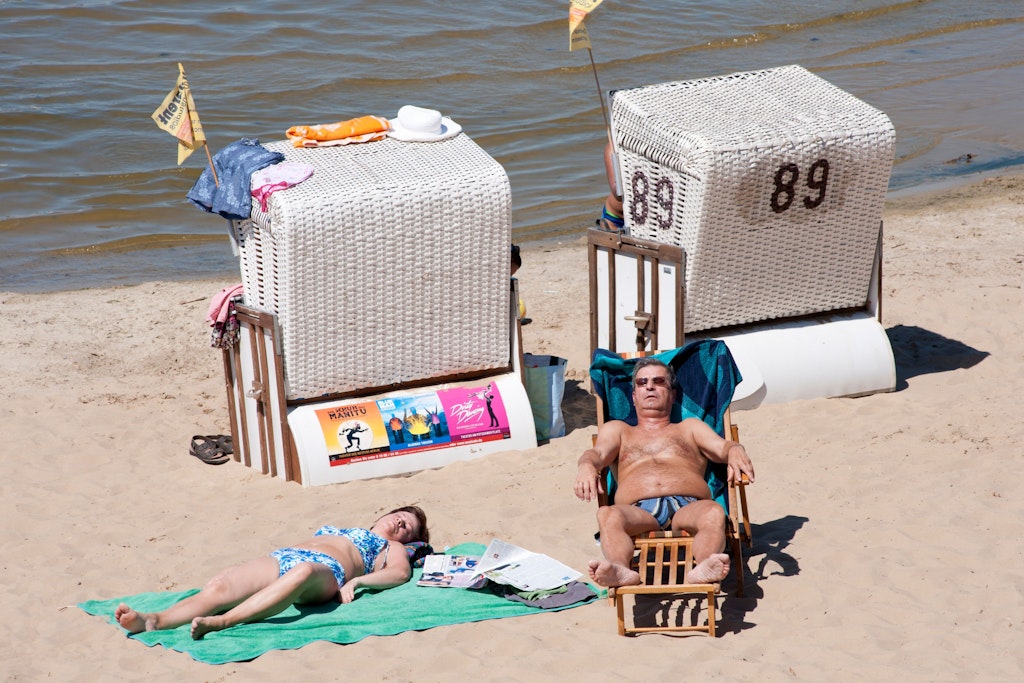 If they had come earlier - then the two of them could also make themselves comfortable in the beach chair.