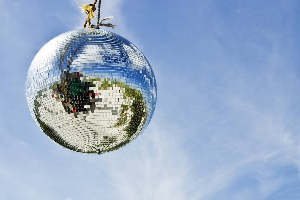 Disco ball in front of a blue sky - a view that has its price at the Plötzensee lido