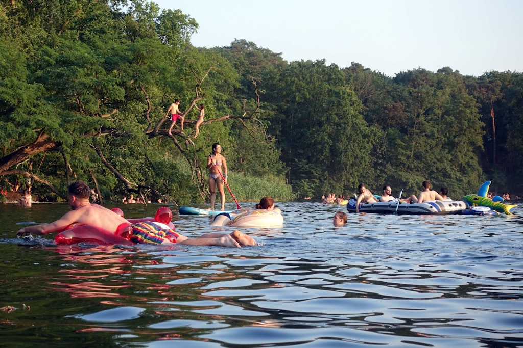 Ganz schön was los hier – nicht nur auf dem Schlachtensee, sondern auch am Rande.