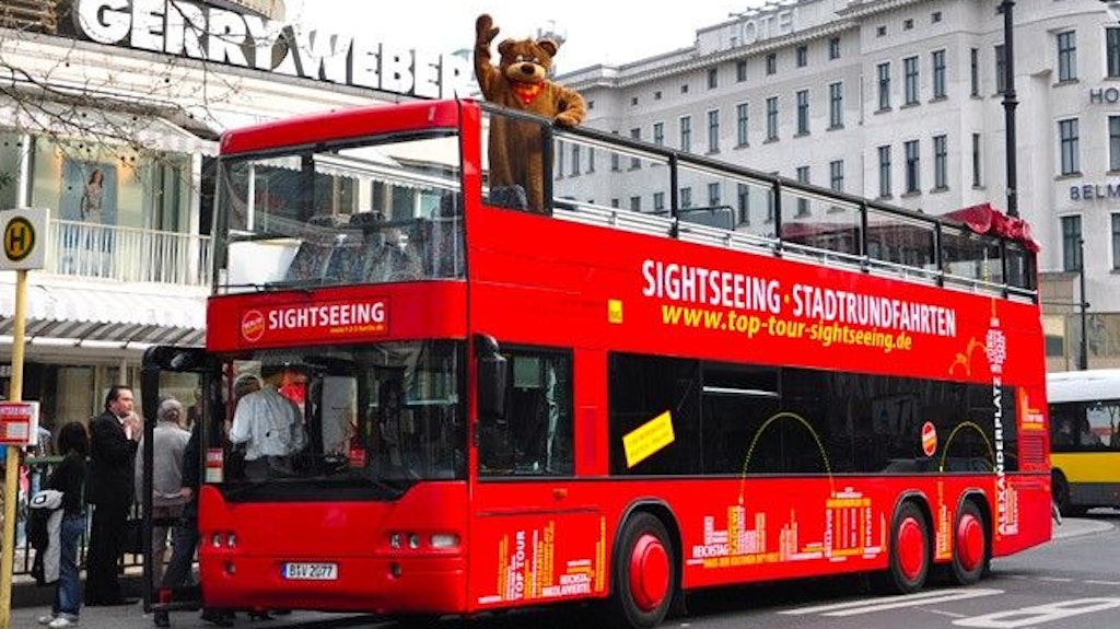 Die <strong>Hop-on</strong> <strong>Bustour</strong> gehört auf jeden Fall zu jedem <strong>Sightseeing</strong>-<strong>Programm</strong> in Berlin dazu und ist eine effektive Art, in kurzer Zeit die wichtigsten <strong>Sehenswürdigkeiten</strong> zu entdecken.