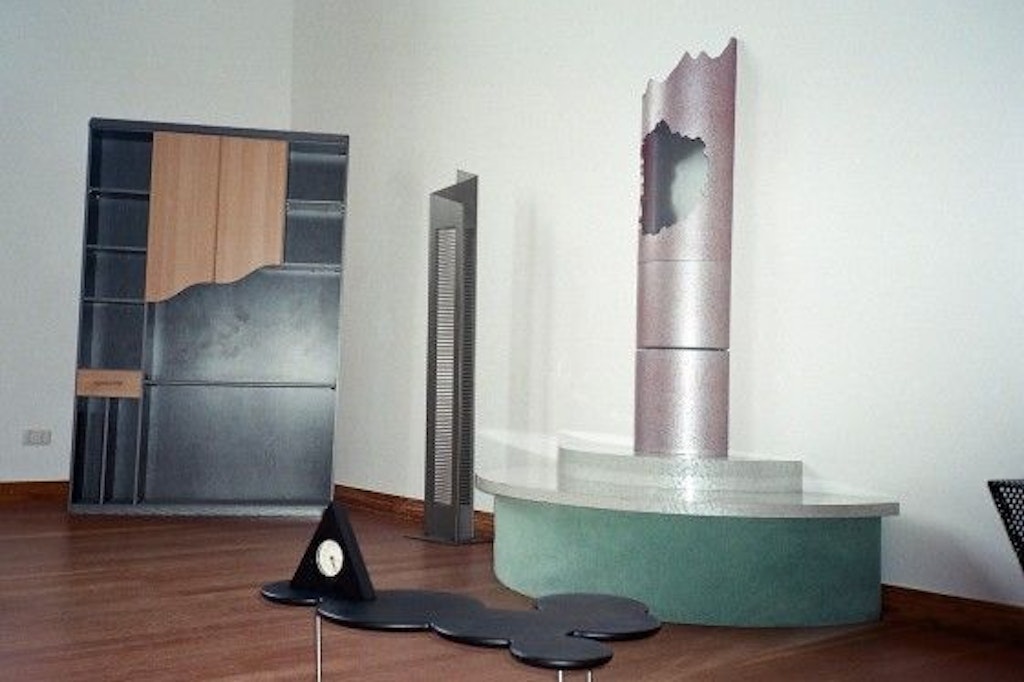 Wenn Möbel Geschichten erzählen: Hendrike Naumanns Installation „2000“ ist zurück aus Kiew.