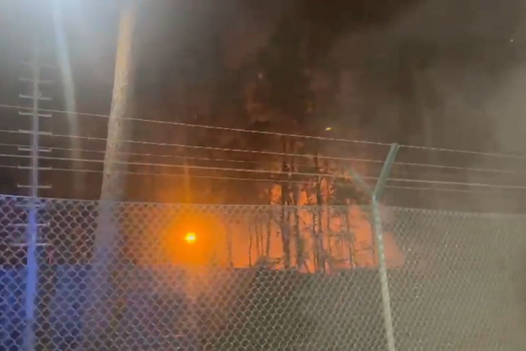 Feuer und Rauch sind am Sprengplatz im Berliner Grunewald zu sehen.