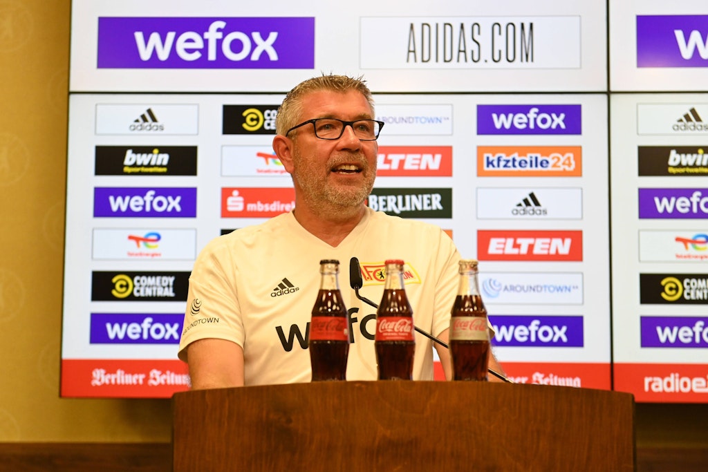 Union Berlins Trainer Urs Fischer geriet ob der Temperaturen am Donnerstag während der Pressekonferenz ins Schwitzen.
