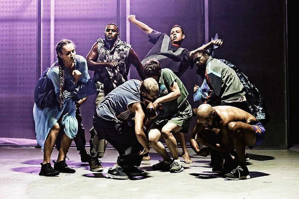 Performer:innen der australisch-indigenen Gruppe Marrugeku