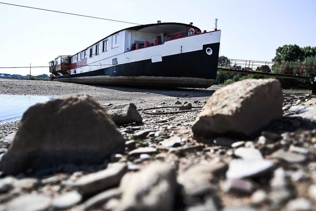 dpatopbilder - ARCHIV - Trockengefallen liegt ein Schiff zwischen den Buhnen am Rhein bei Düsseldorf.  