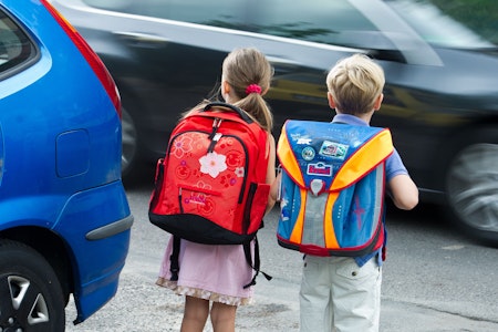 Berlin-Mitte: Grundschüler verteilen „Strafzettel“ an falsch parkende Autofahrer