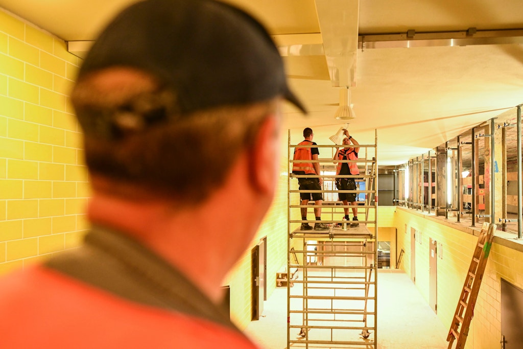 Im U-Bahnhof Jannowitzbrücke wurden Zwischendecken entfernt und Wände im historischen Gelbton neu gefliest. Im September soll die Baumaßnahme, die sieben Millionen Euro kostet, enden. Auch ein Aufzug entstand.
