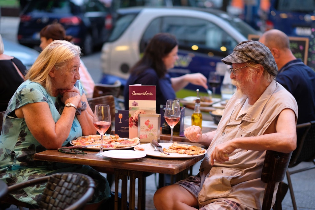 The couple waited over an hour for the pizza. Locals come to the Italo often and are usually satisfied.