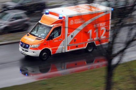 Auto und Bus kollidieren in Falkensee: Busfahrer eingeklemmt und schwer verletzt