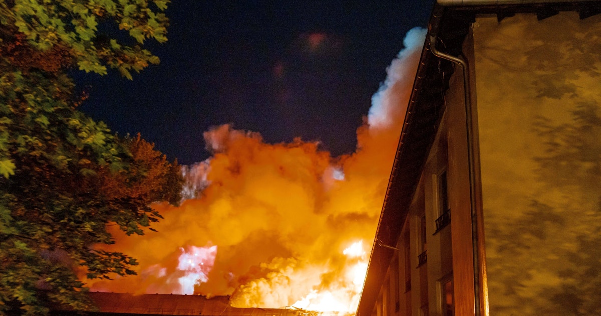 Großbrand in Berlin-Gesundbrunnen: Meterhohe Flammen, starker Rauch Großbrand in Berlin-Gesundbrunnen: Meterhohe Flammen, starker Rauch