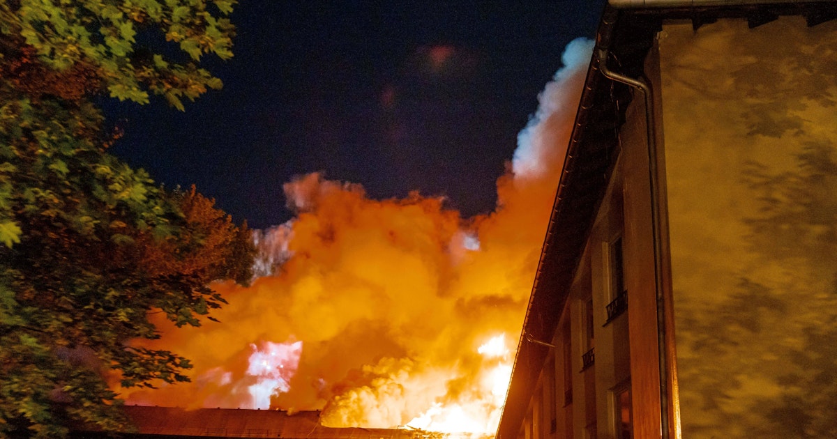 Großbrand in Berlin-Gesundbrunnen: Meterhohe Flammen, starker Rauch