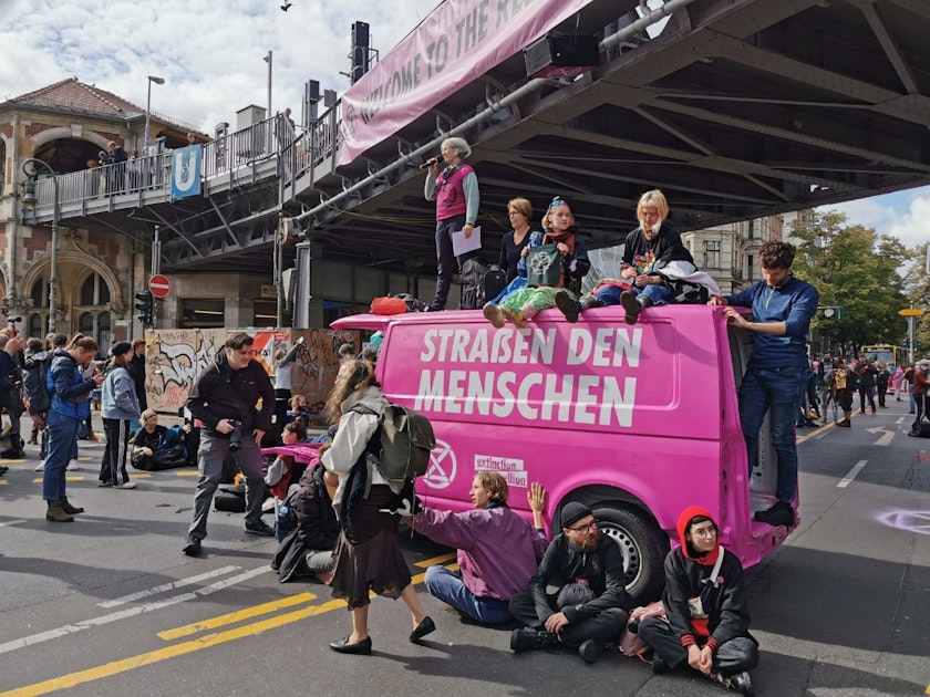 Berlin: Klimaschützer blockieren Straße am Schlesischen Tor