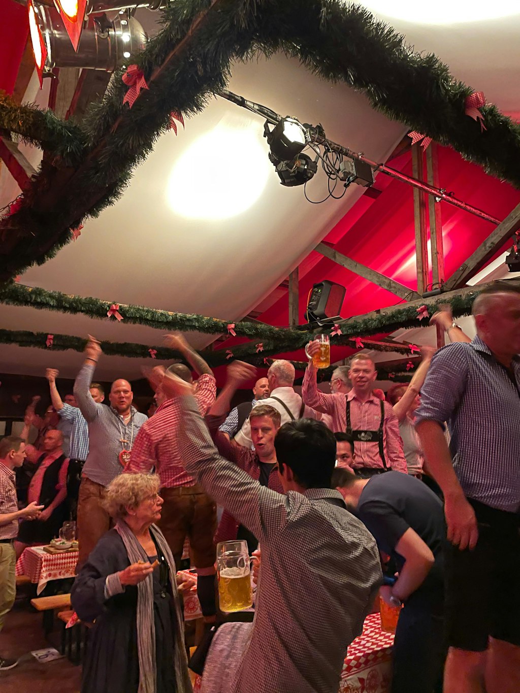 Bei der GayWiesn wird auf den Tischen und Bänken getanzt.