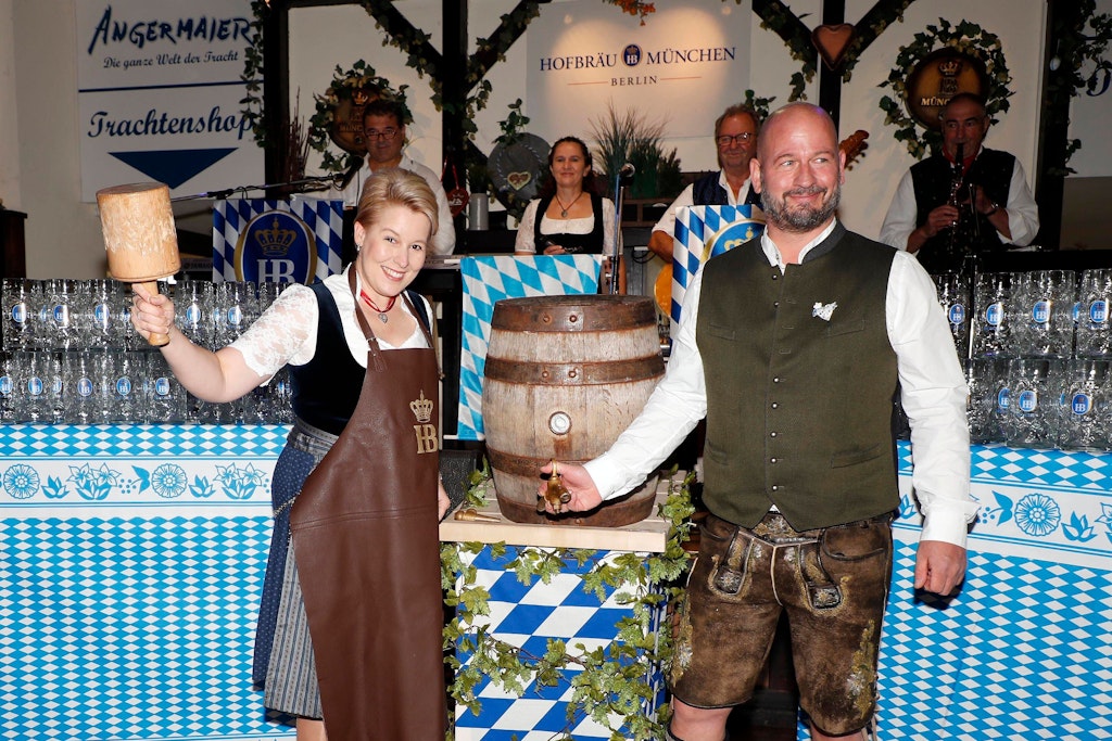 Franziska Giffey und Björn Schwarz beim Wiesn-Anstich zur Eröffnung des diesjährigen Oktoberfestes im Hofbräu. 