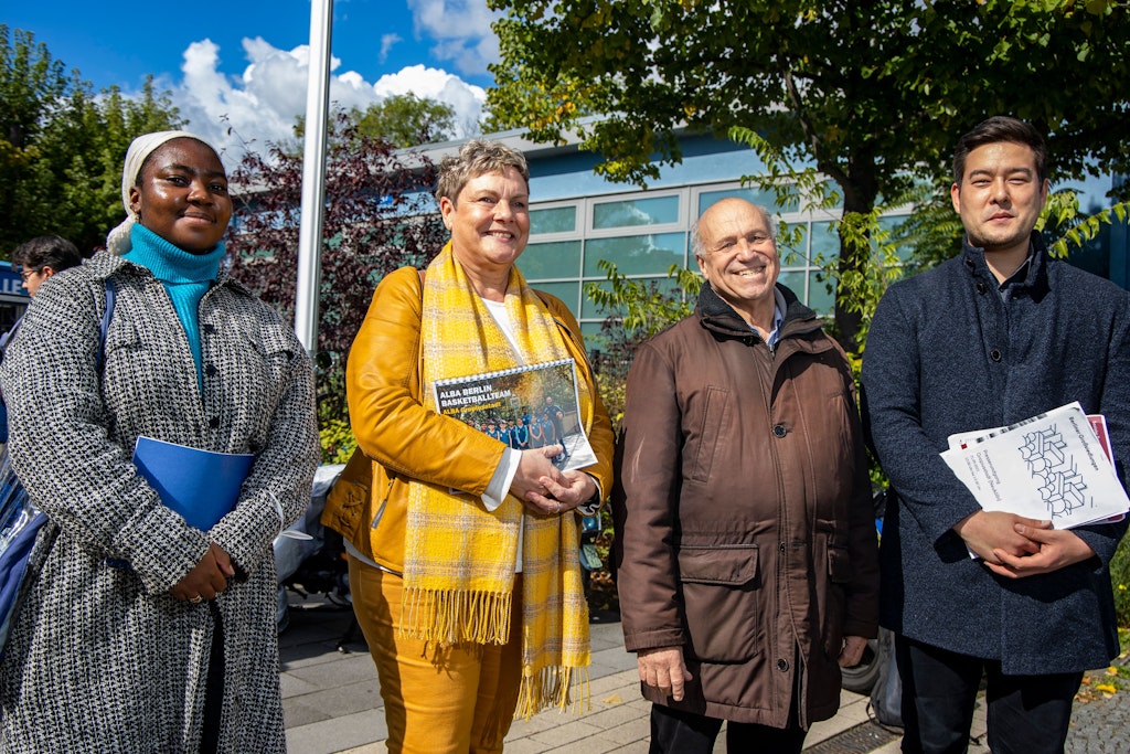 Cindy Adjei, Karin Korte, Wolfgang Hecht der BVV Neukölln und Mitglied im Abgeordnetenhaus Marcel Hopp (v. l.) posieren für ein Bild während eines Presserundgangs mit Bausenator Andreas Geisel (SPD) in der Gropiusstadt.