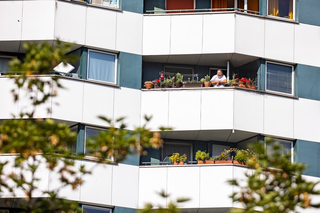 Einwohner am Balkon in einem Hochhaus in der Gropiusstadt.