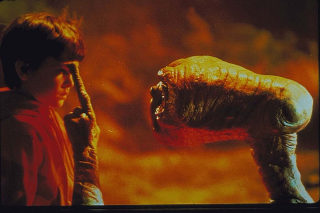 Szene aus „E.T. – Der Außerirdische“: E.T. hat ungewöhnliche Fähigkeiten, die er Elliott (Henry Thomas) zeigt.